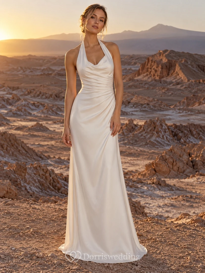 Vestido de novia sencillo de satén con escote halter tipo drapeado y corpiño fruncido lateral.
