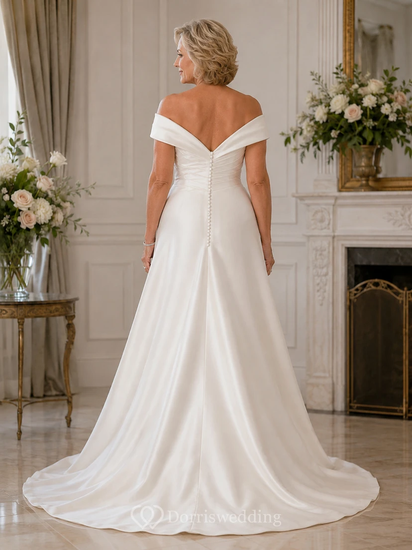 Robe de mariée trapèze en satin à épaules dénudées avec traîne, idéale pour les mariées plus âgées. view 2