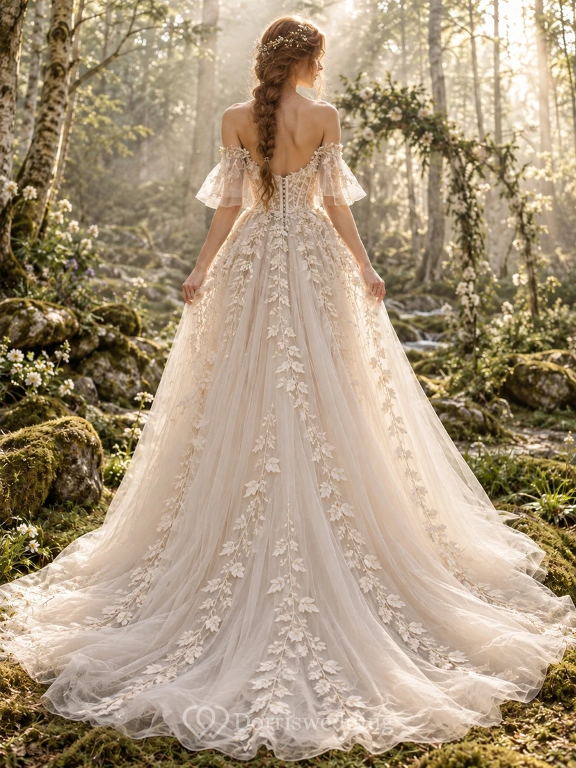 Robe de mariée bohème en tulle, épaules dénudées, décolleté cœur, manches papillon et imprimé floral view 2