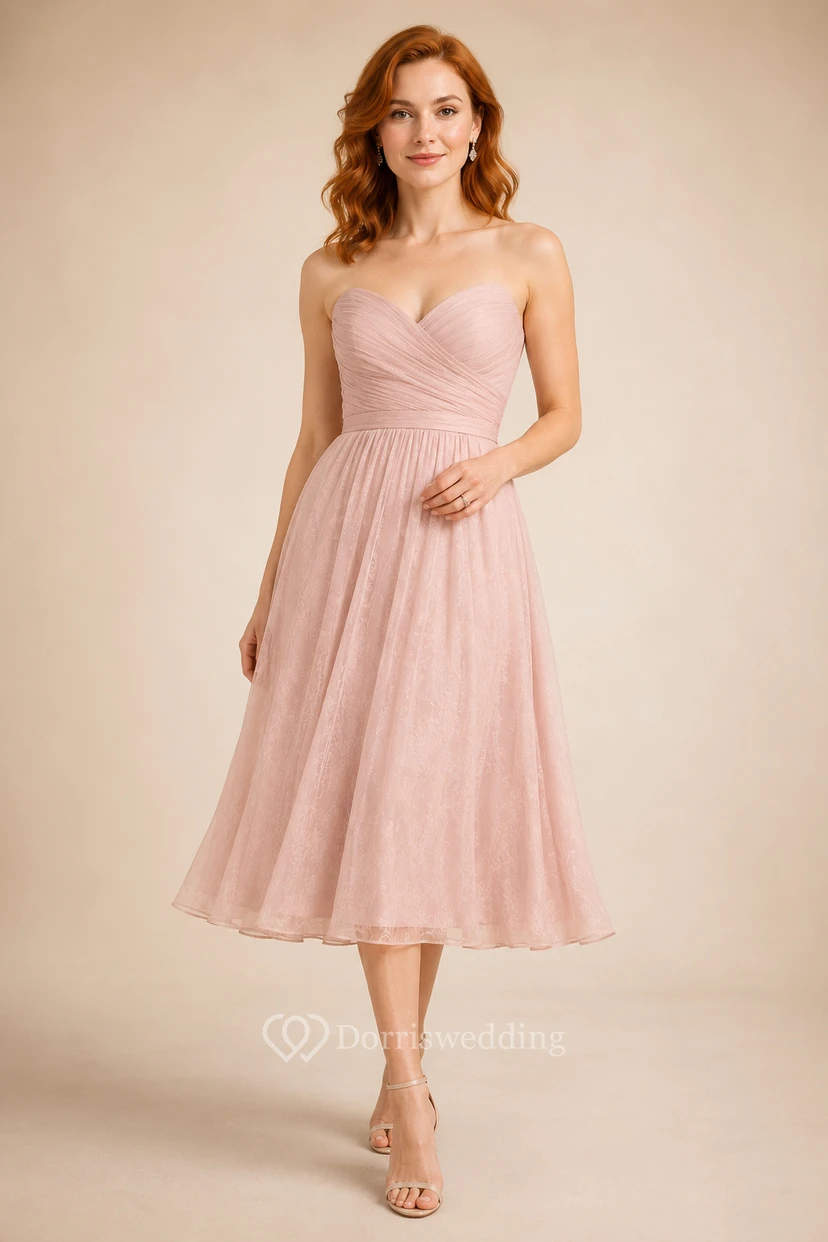 Robe de cocktail bustier en tulle rose poudré, longueur thé, coupe trapèze, avec corsage froncé en forme de cœur