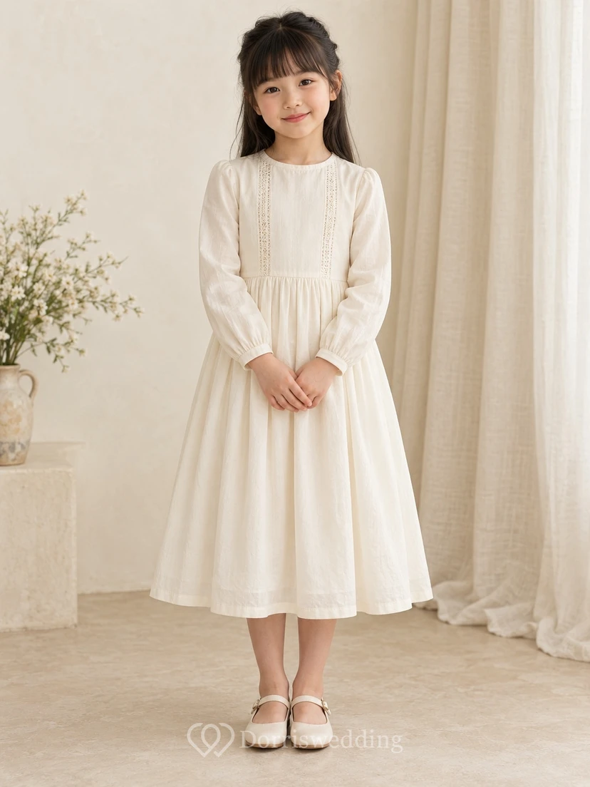 Schlichtes, dezentes, langärmeliges, cremefarbenes Blumenmädchenkleid mit schmalem Spitzeneinsatz, gerafften Bündchen, A-Linie und Knopfleiste am Rücken.