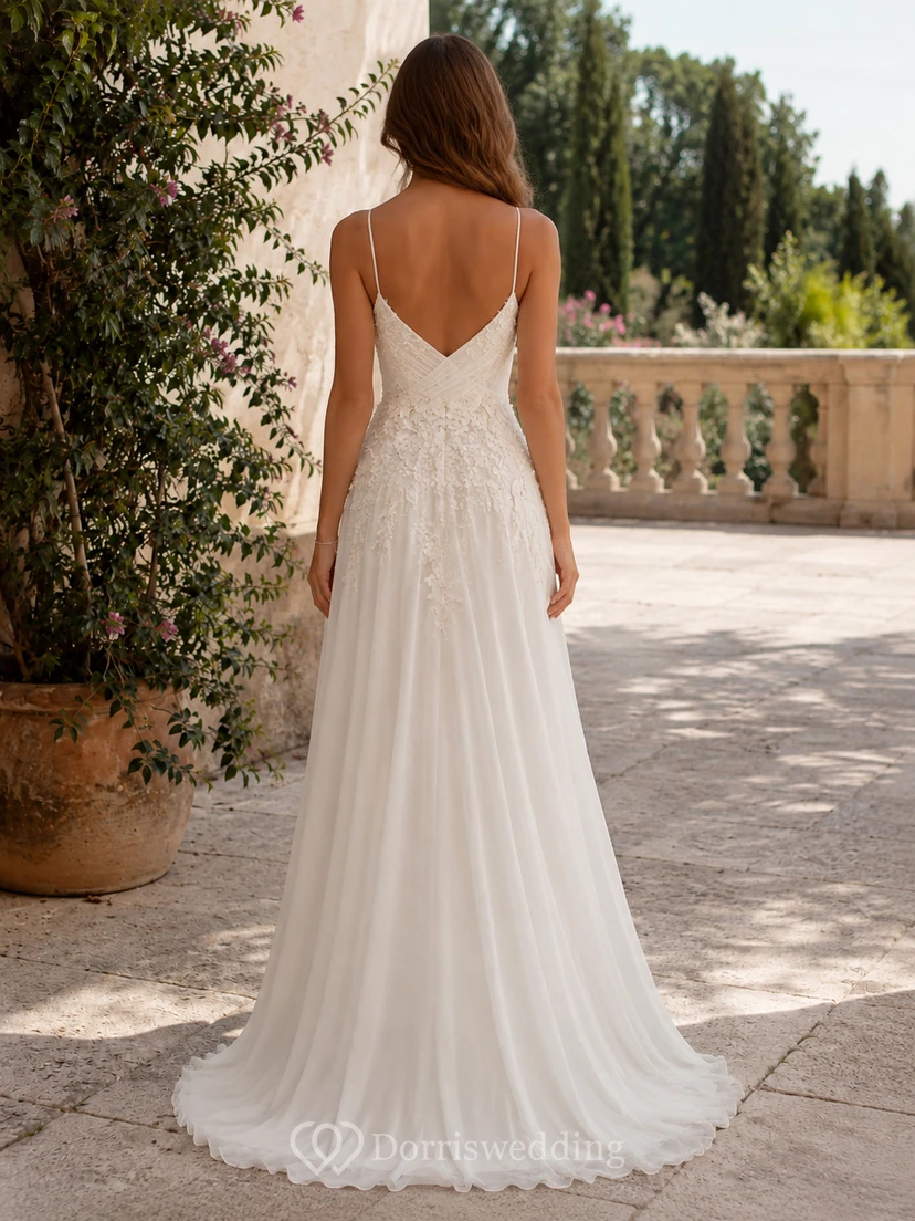 Robe de mariée trapèze en mousseline à fines bretelles et corsage en dentelle view 2