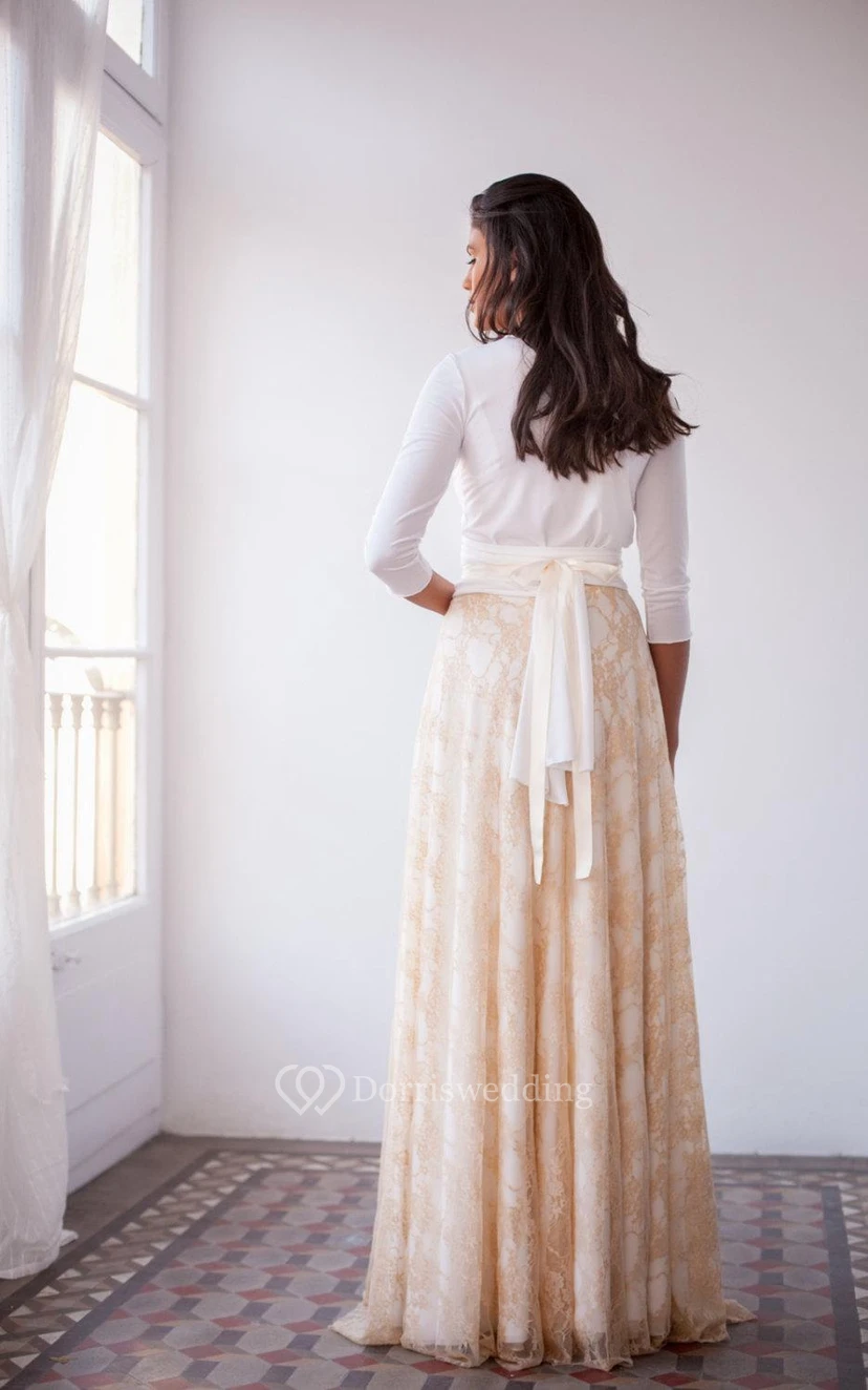 Robe longue vintage en dentelle dorée à manches longues view 5