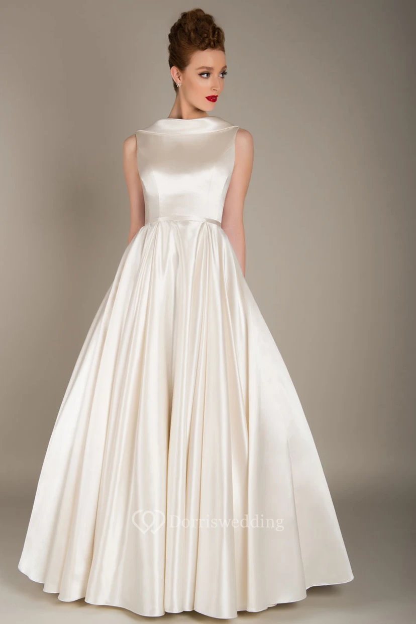Robe de mariée élégante en satin, longue jusqu'au sol, sans manches, avec col rond et fronces.