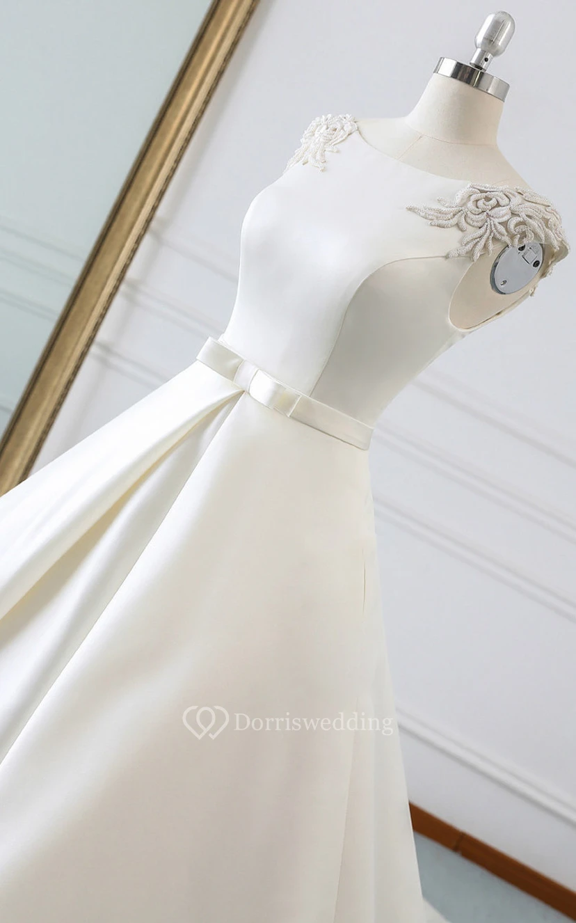 Elegantes, einfarbiges Ballkleid aus Satin im Prinzessinnenstil mit Perlenbesatz an Schulterklappen, Korsettrücken und Schleppe view 9