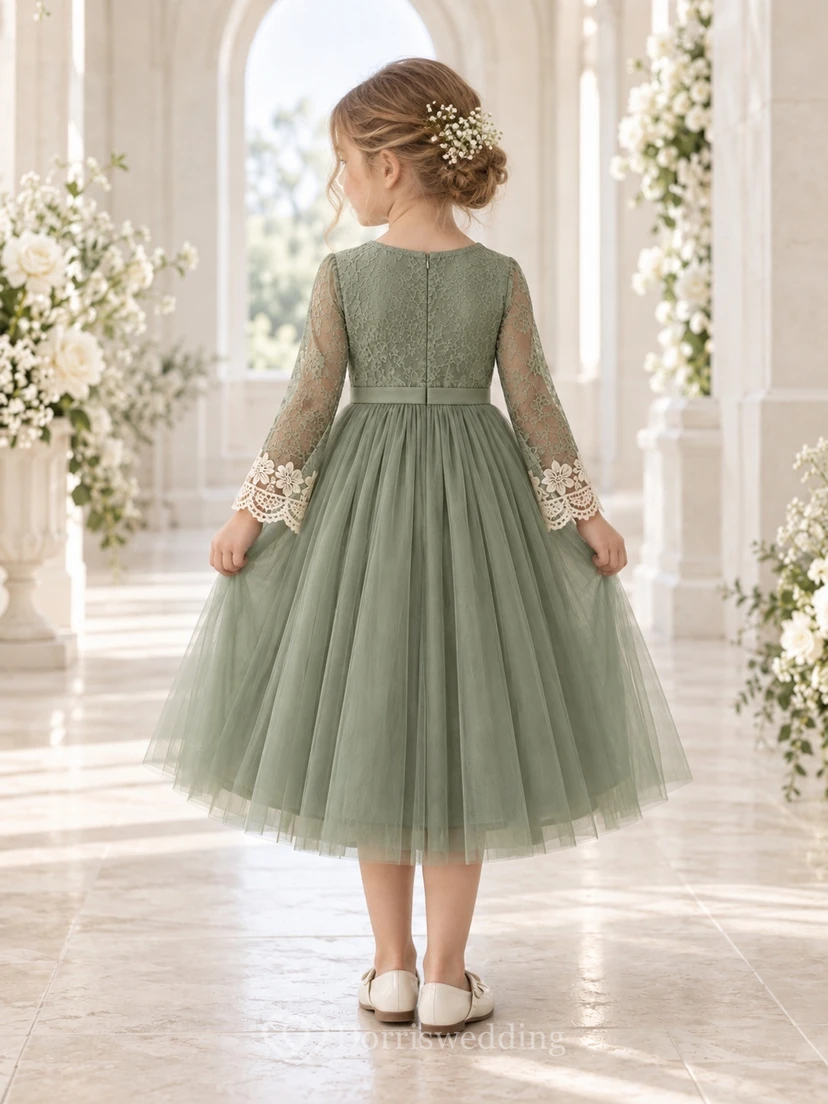 Robe de demoiselle d'honneur mi-longue à manches longues, coupe trapèze, en tulle fleuri sauge, corsage en dentelle et poignets ivoire. view 2