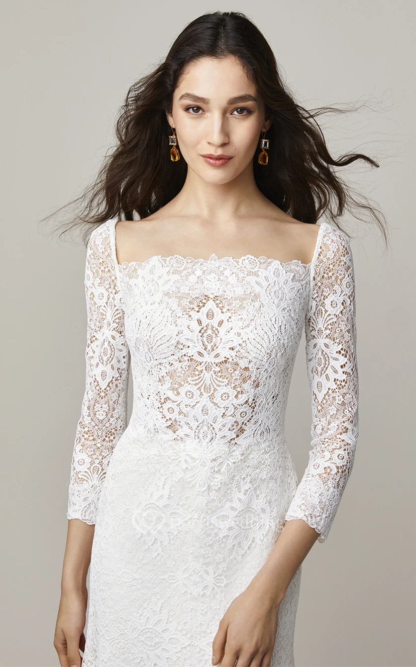 Robe de mariée sirène fourreau en dentelle vaporeuse ornée d'appliqués view 3