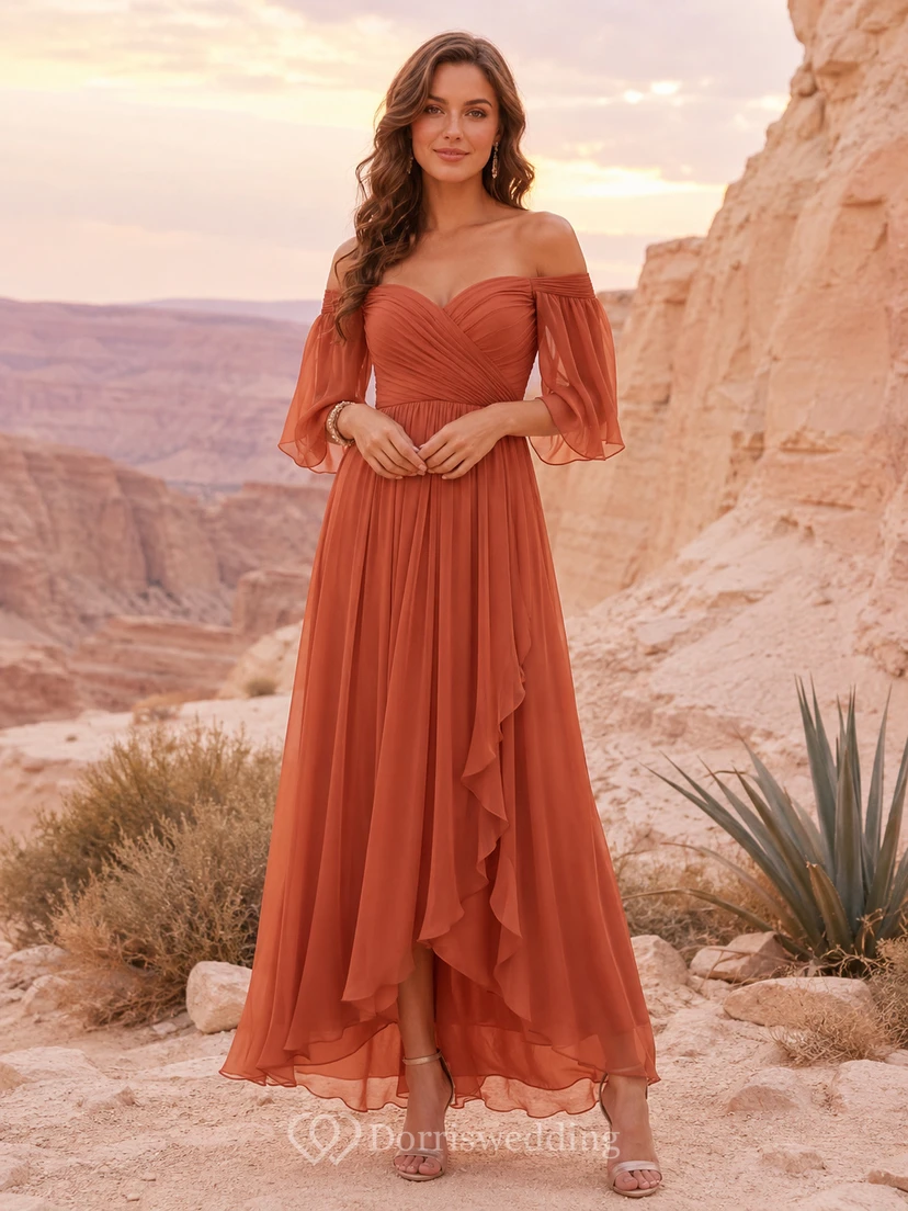 Terrakottafarbenes, schulterfreies Chiffonkleid mit Bischofsärmeln für Wüstengäste
