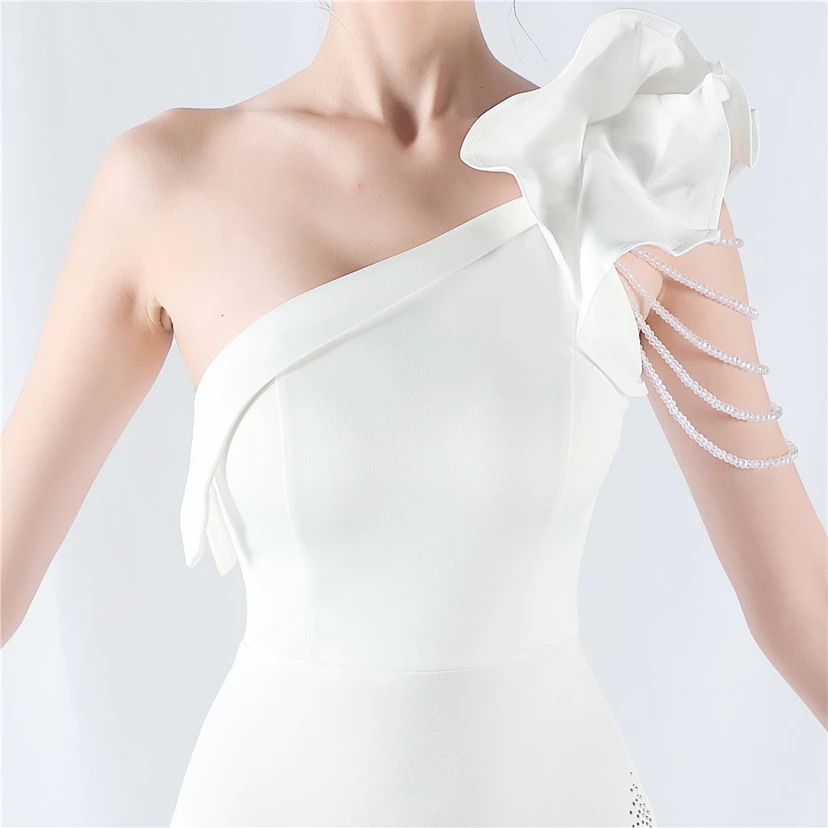 Vestido de noche con cuello oblicuo, hombros con estampado de hojas de loto, bordado artesanal y diamantes, ideal para la celebración de la reunión anual. view 57