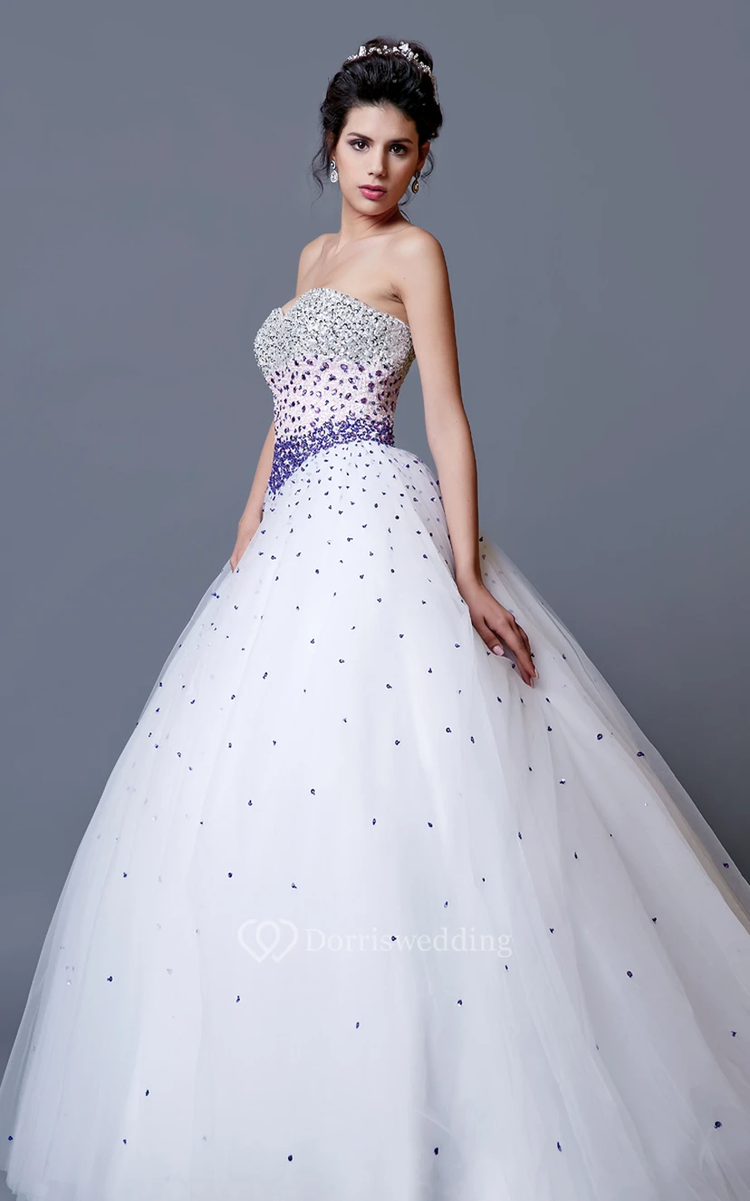 Robe de bal de quinceañera éclectique en tulle superposé à décolleté cœur, ornée de perles et d'un ombré éclectique, avec boléro. view 2