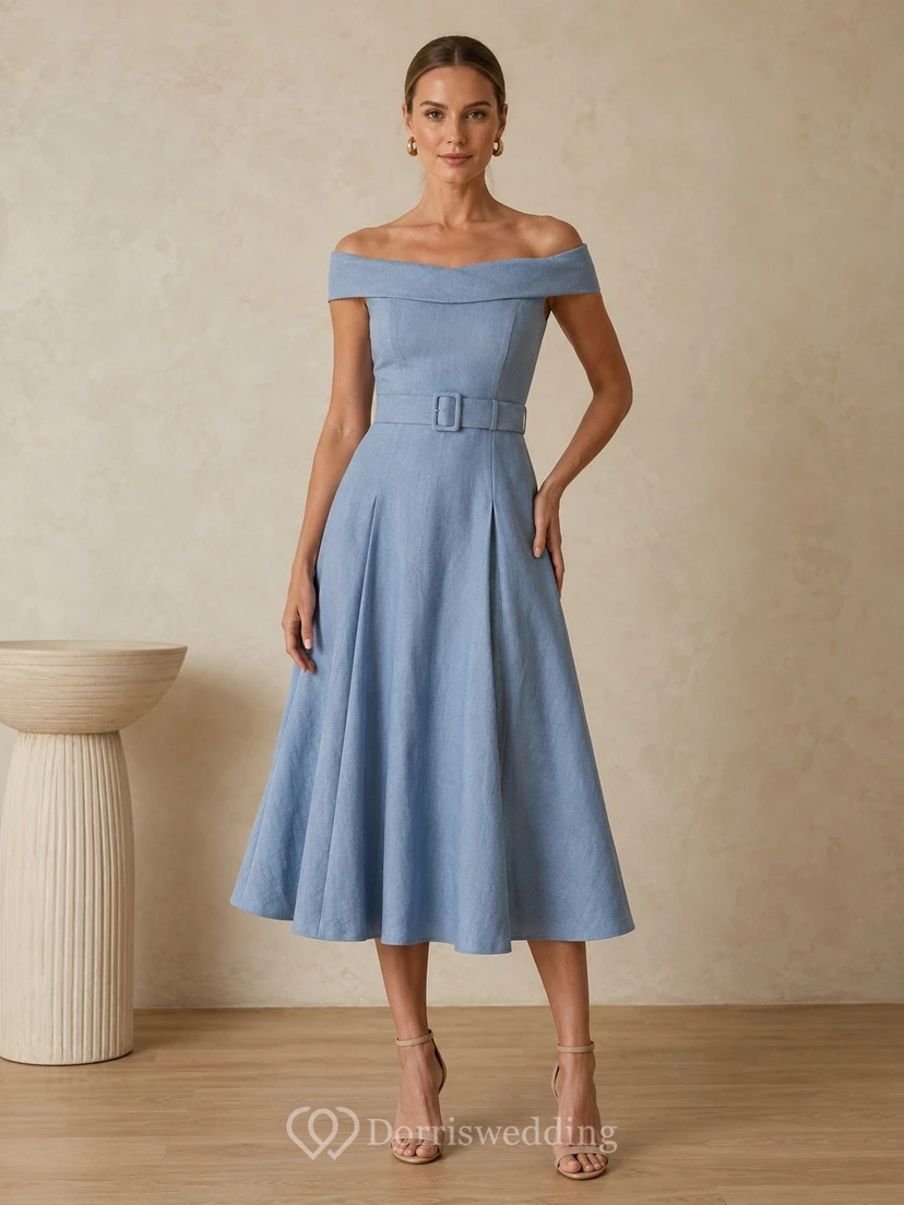 Robe plissée en lin bleu acier, épaules dénudées, manches courtes et coupe trapèze.