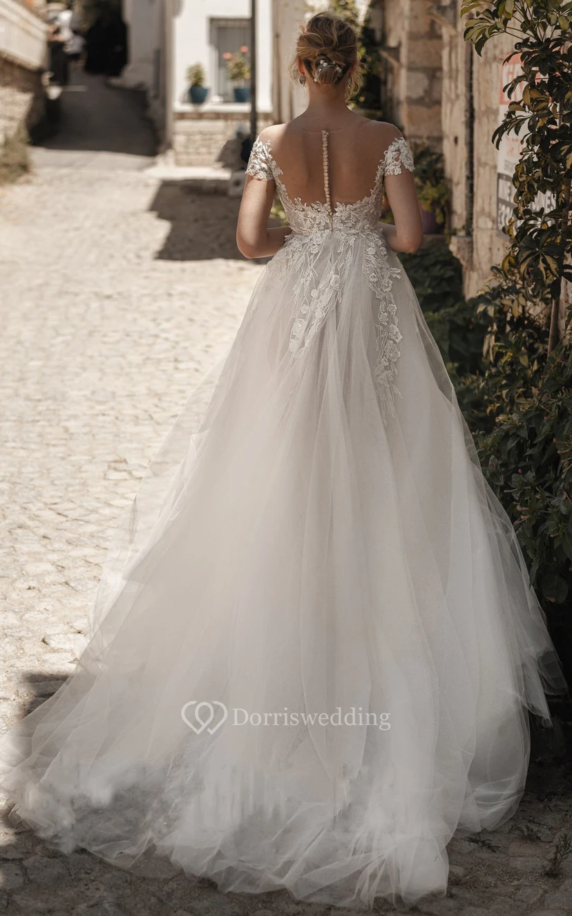 Vestido de novia moderno de tul con hombros descubiertos, manga corta, apliques de encaje y botones. view 2