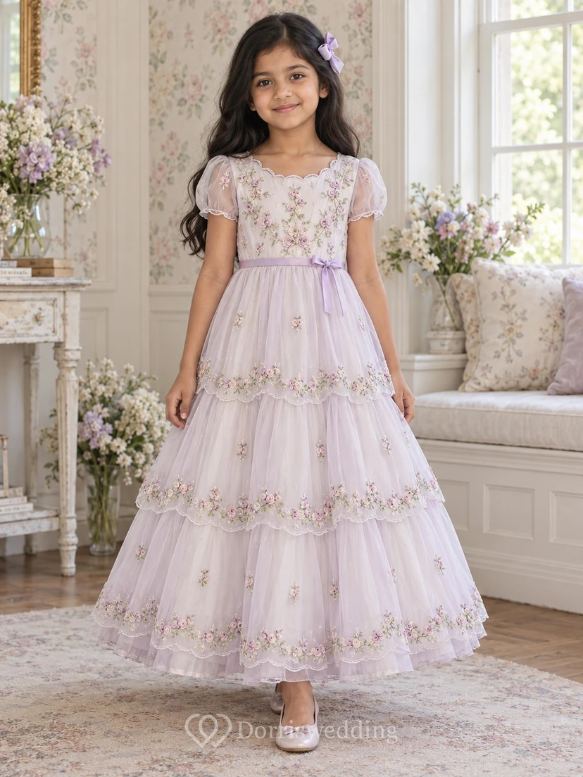 Vestido de niña de flores sencillo, de corte A, tul, mangas abullonadas y largo hasta los tobillos, con volantes y estampado floral lavanda.