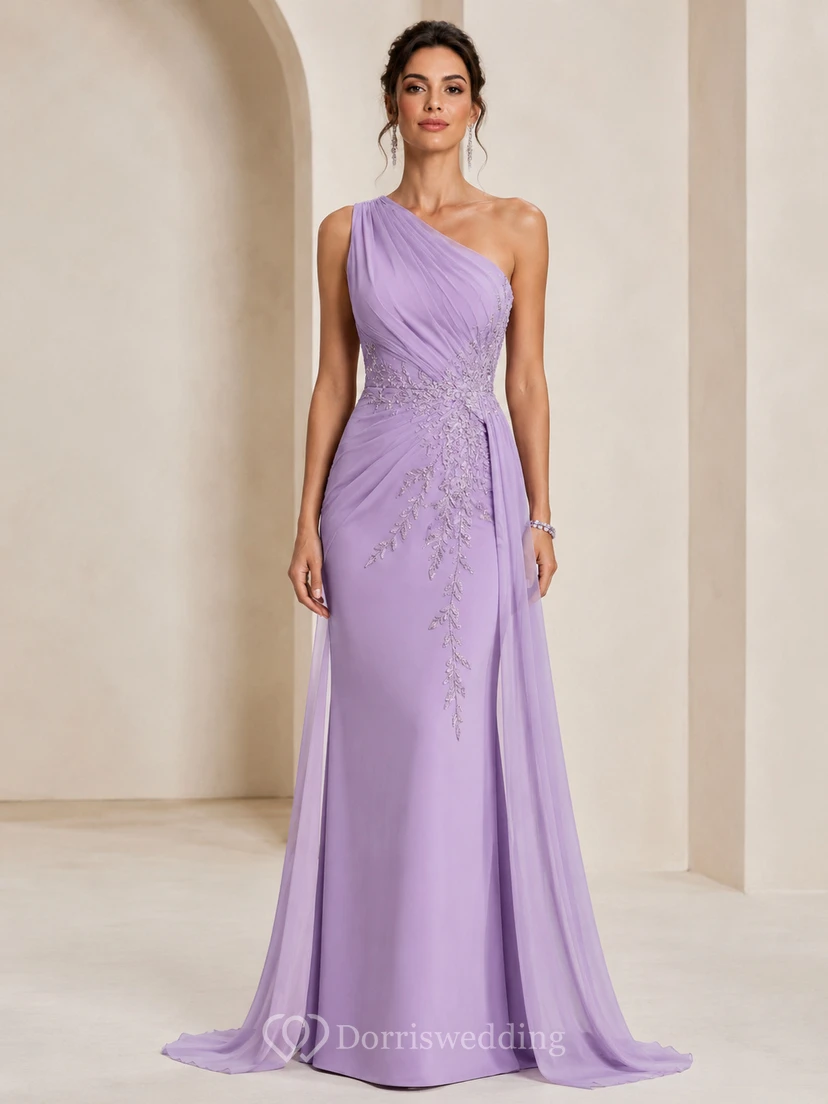 Robe de soirée fourreau en dentelle, asymétrique, sans manches, ornée d'appliqués et drapée, longueur au sol.