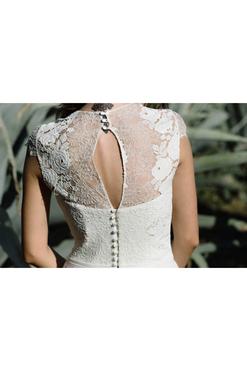 Schlichtes Brautkleid mit Schleppe view 3