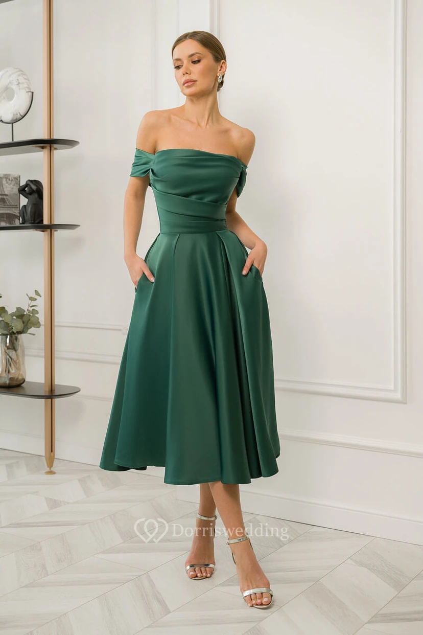 Elegante vestido de satén verde con fruncido, escote Bardot y largo hasta la rodilla.