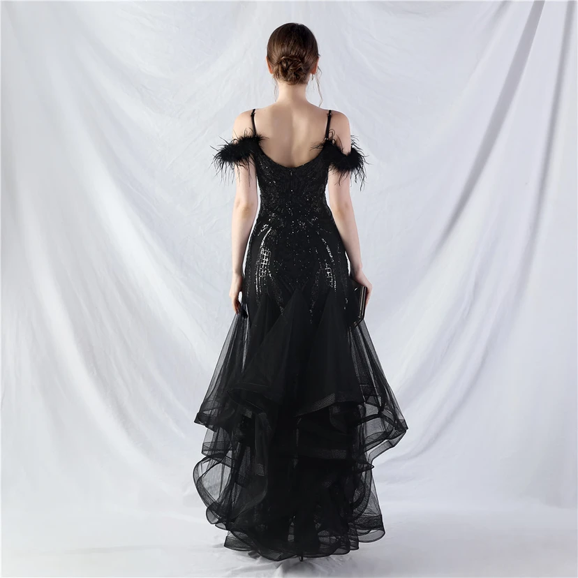 Robe de danse artisanale en filet rigide orné de plumes d'autruche, de perles et de fleurs, confectionnée en maille. view 75