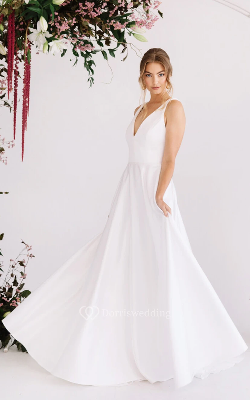 Robe de mariée glamour de coupe trapèze, col en V, poches et traîne view 3