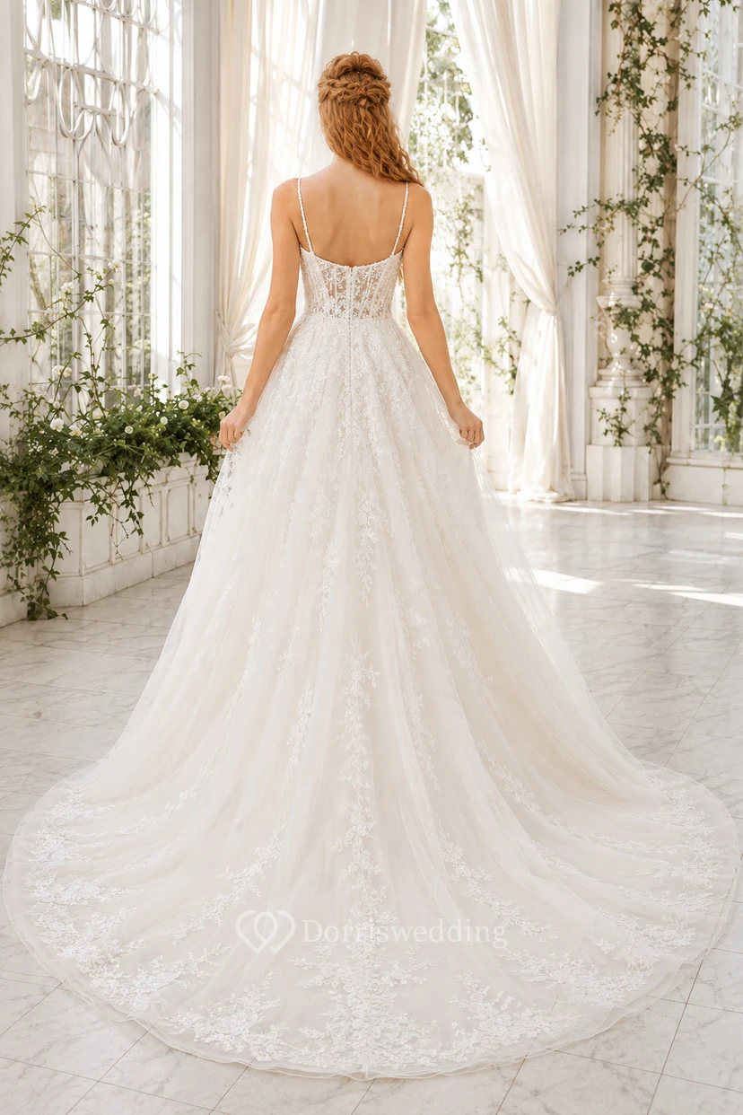 Vestido de novia de tul de corte A con corpiño de encaje de escote cuadrado y cola. view 2
