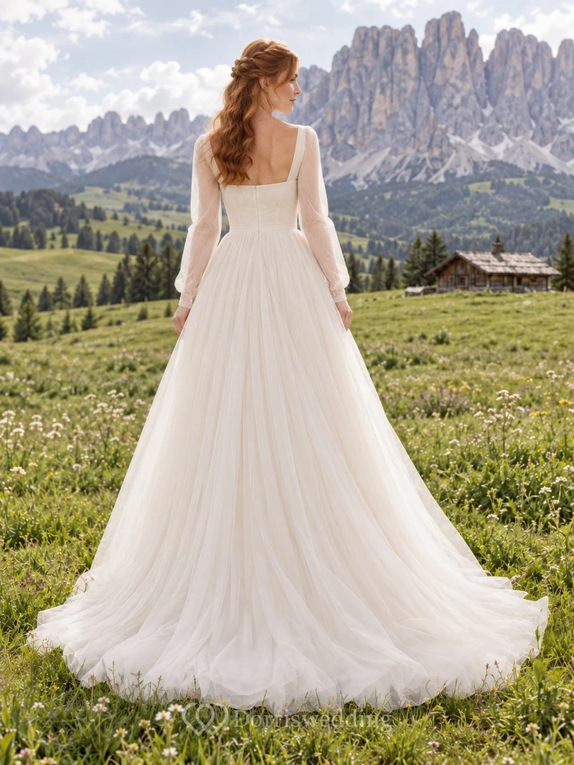 Vestido de novia romántico de tul con escote cuadrado, corte en A, mangas largas y cola. view 2