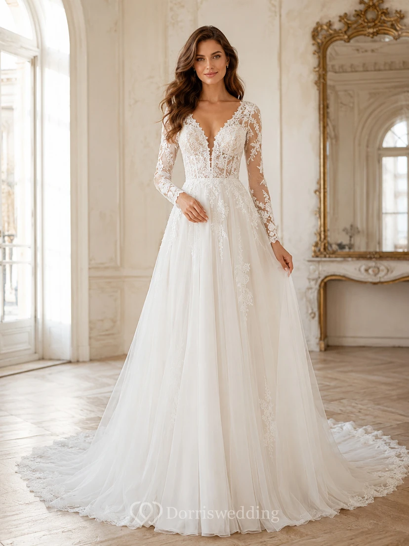 Robe de mariée classique en dentelle et tulle, décolleté en V profond, manches longues transparentes, coupe trapèze, traîne chapelle, ornée d'appliqués floraux, pour un mariage à destination