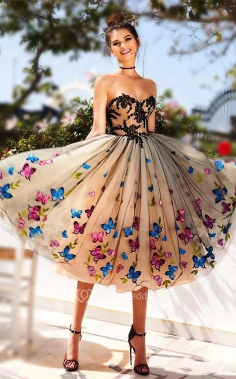 Vestido de fiesta corto de corte A estilo imperio con apliques de mariposa y escote corazón. view 2