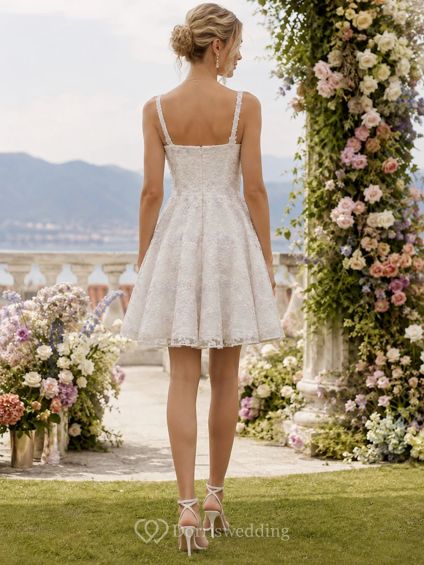 Robe de mariée courte en dentelle à fines bretelles view 2