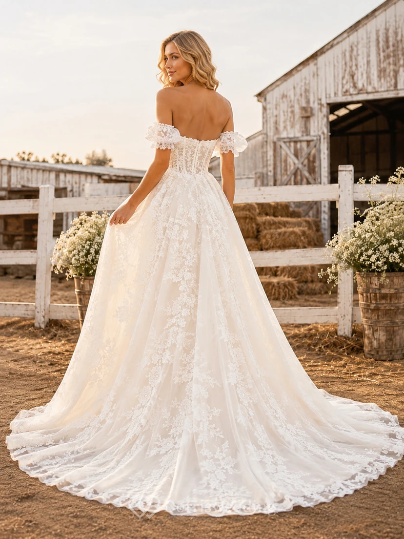 Robe de mariée champêtre rustique en dentelle florale, décolleté en V asymétrique, manches bouffantes, épaules dénudées et bustier cœur. view 2