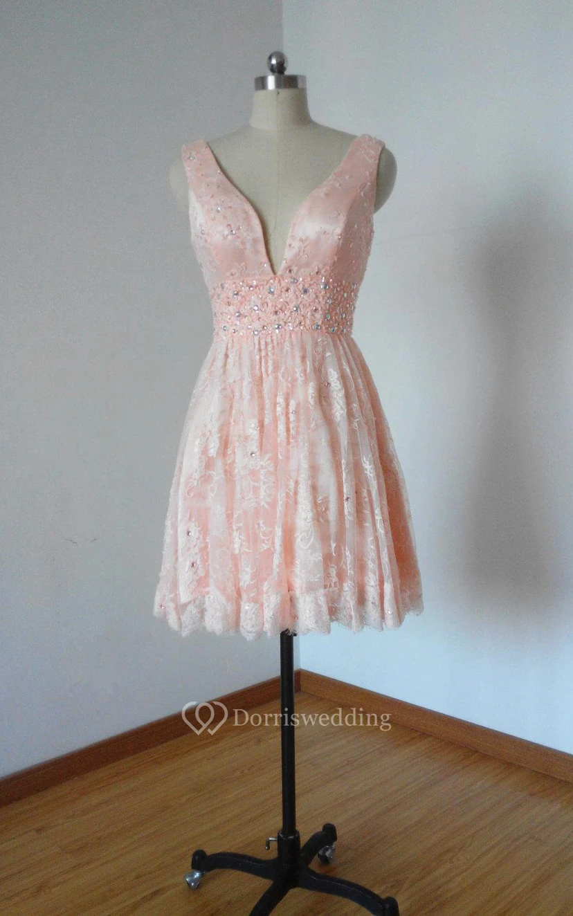 Robe courte en dentelle à col V ornée de perles et dos nu en V view 3
