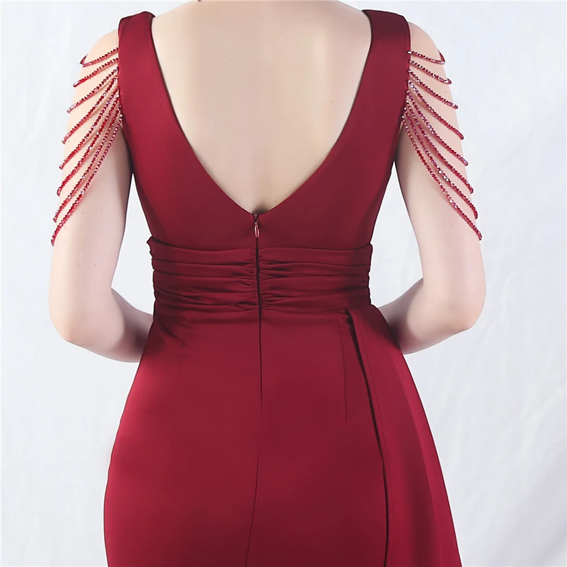 Ein Abendkleid aus insgesamt 8 Farben, gefertigt mit aufwendiger Satinfalttechnik und Perlenstickerei. view 43