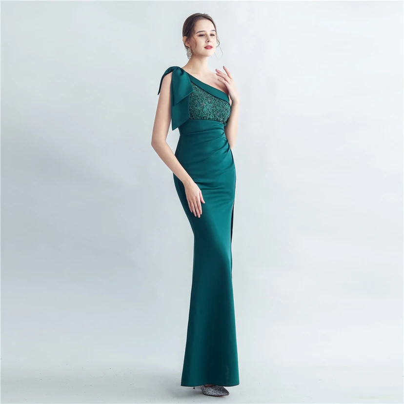 Elegantes Abendkleid aus Spitze mit Strassbesatz, Perlenverzierungen, schräger Schulterpartie, römischem Kragen und Seitenschlitz view 40