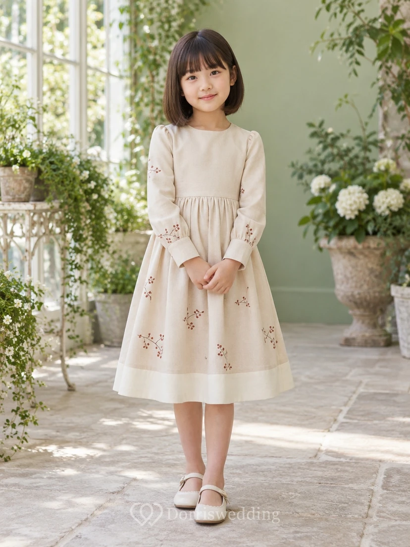 Schlichtes, schlichtes, langärmeliges, cremefarbenes A-Linien-Kleid für Blumenmädchen mit Bündchen aus Schmucksteinen, dezentem Beerenmuster, gerafftem Saum und Teelänge.