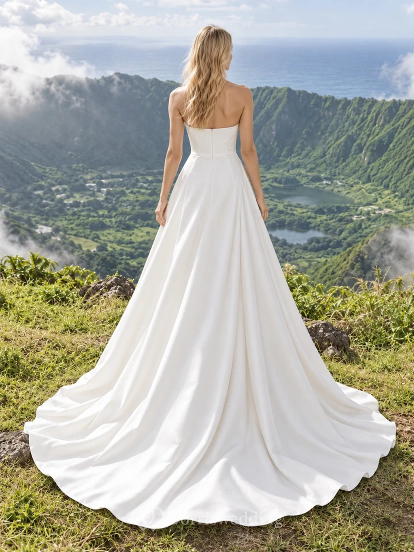Schlichtes, trägerloses Brautkleid in A-Linie aus drapiertem Satin mit Schleppe view 2
