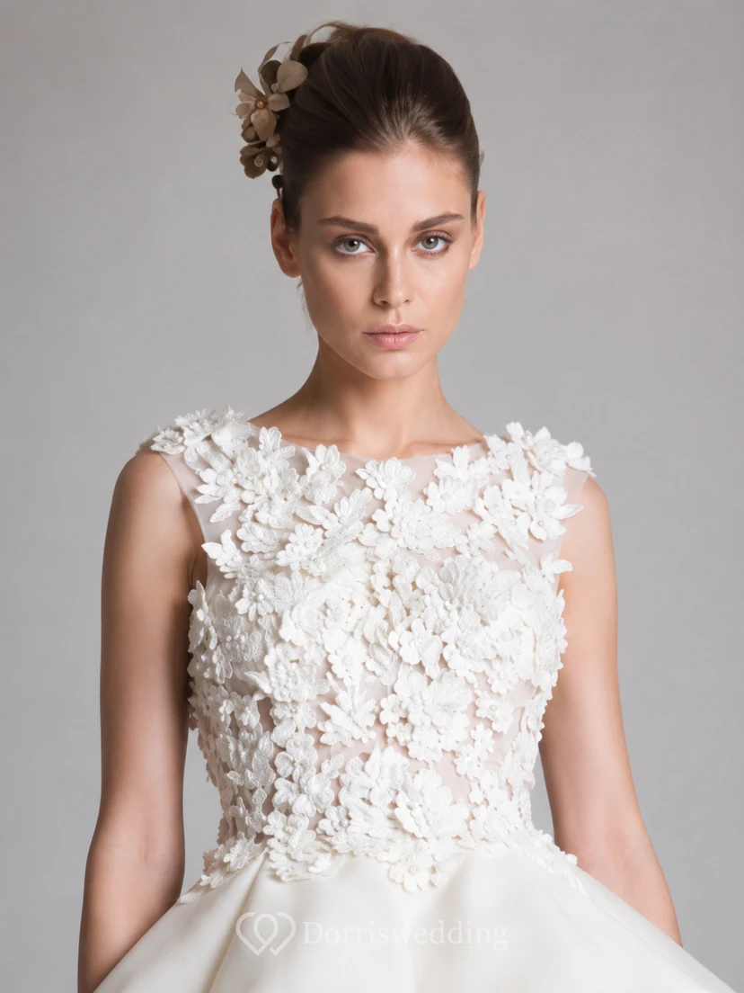 Robe de mariée ivoire à col rond et application florale asymétrique view 5