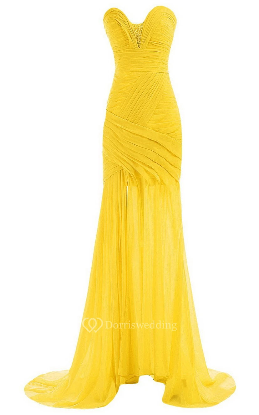 Vestido de novia con escote corazón, cola larga, fruncido y abalorios. view 2