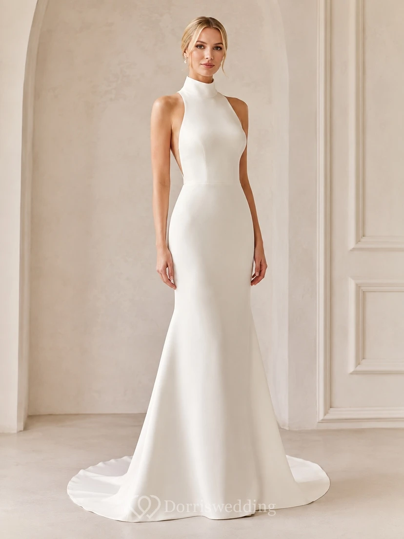 Vestido de novia sencillo de corte recto con cuello alto, espalda descubierta y cola larga