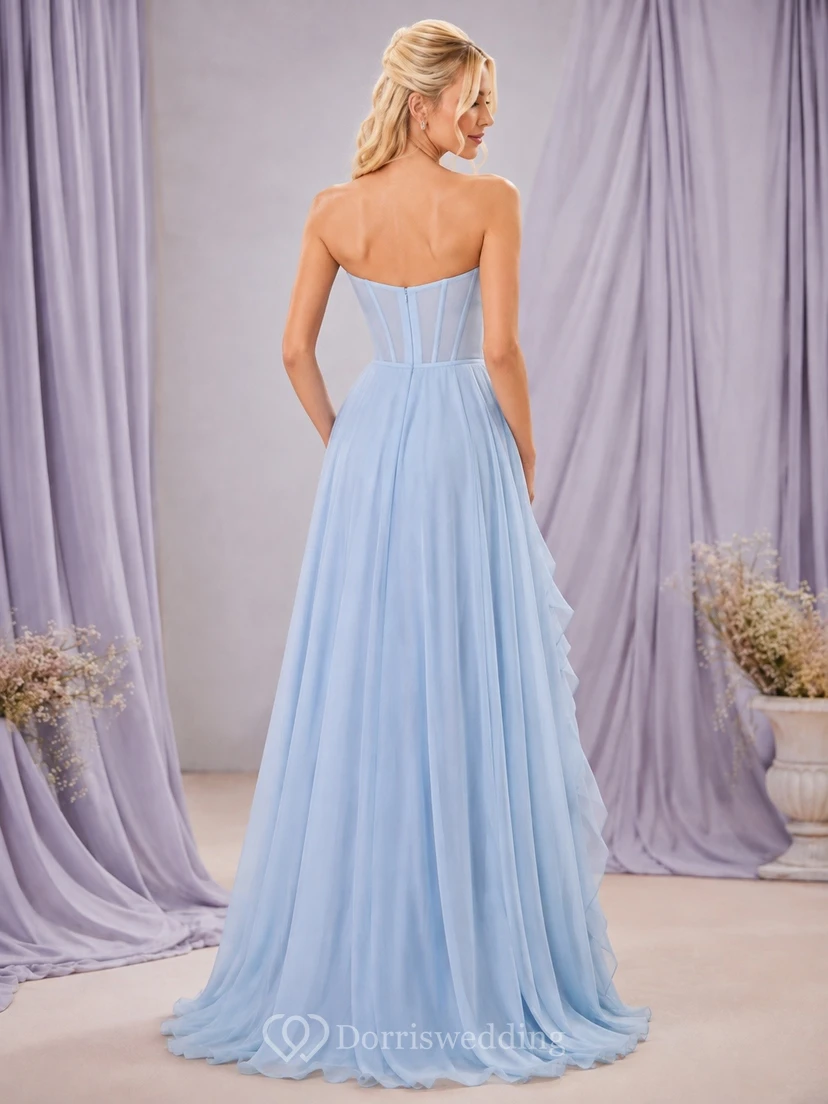 Vestido de gala sin tirantes con escote corazón y cola larga, de tul azul cielo. view 2