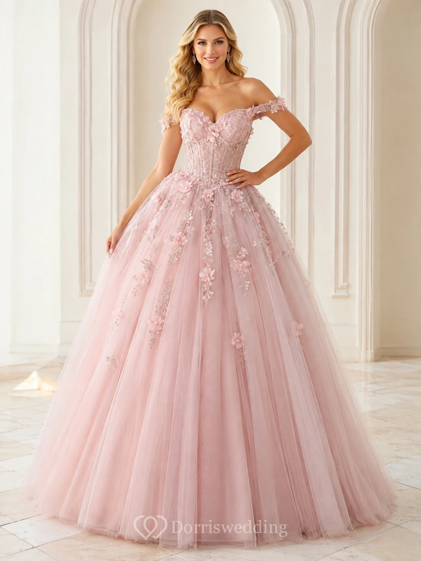 Vestido de fiesta de quinceañera largo hasta el suelo con escote corazón y hombros descubiertos, de tul floral rosa perla con corona de pétalos.