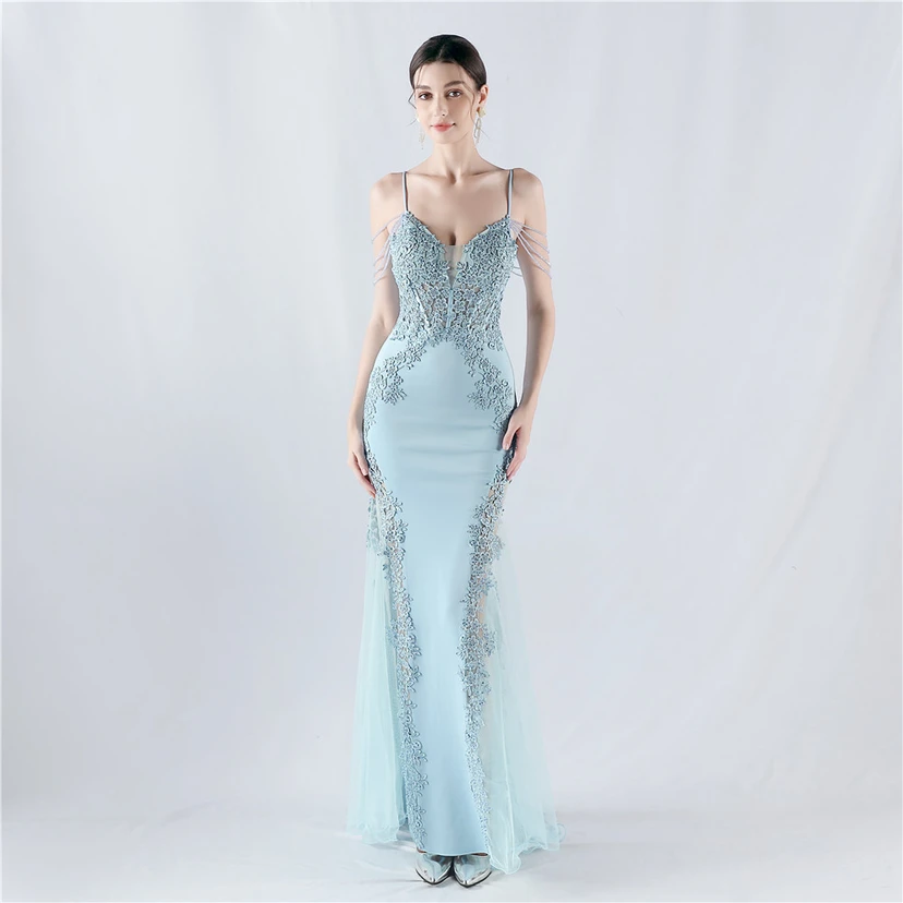 Robe de soirée à col montant en dentelle et perles, ornée d'un gilet à chevrons et d'un haut en dentelle. view 73