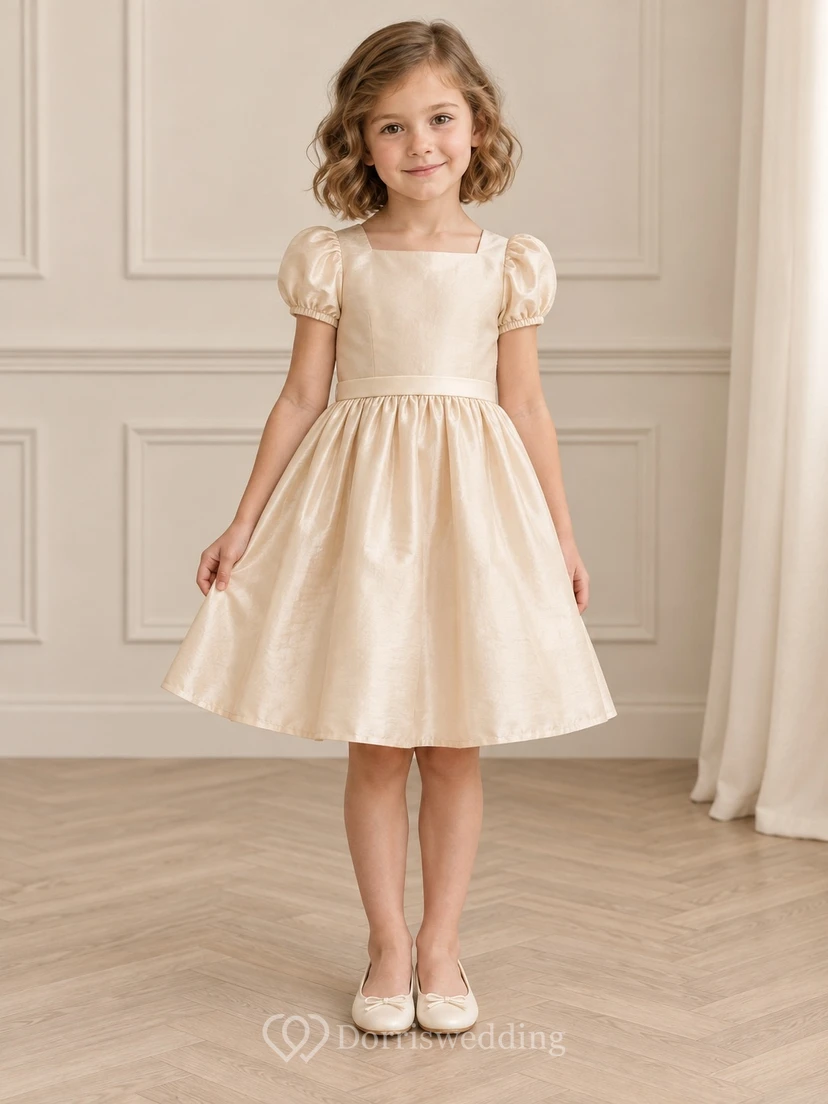 Robe de demoiselle d'honneur couleur champagne vintage, longueur genou, col montant carré, petites manches bouffantes, poignets froncés, fine ceinture crème, jupe ample en taffetas texturé à fronces fines, fermeture boutonnée au dos
