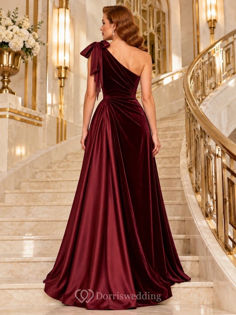 Robe de soirée longue en velours bordeaux à une épaule et à fronces, années 1980 view 2