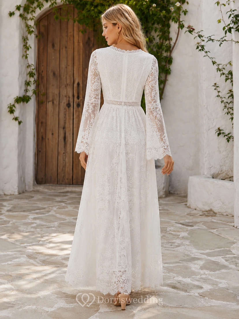 Robe de mariée en dentelle florale, coupe trapèze, longueur cheville, col en V, manches cloche longues, ourlet festonné, fermeture éclair au dos view 2