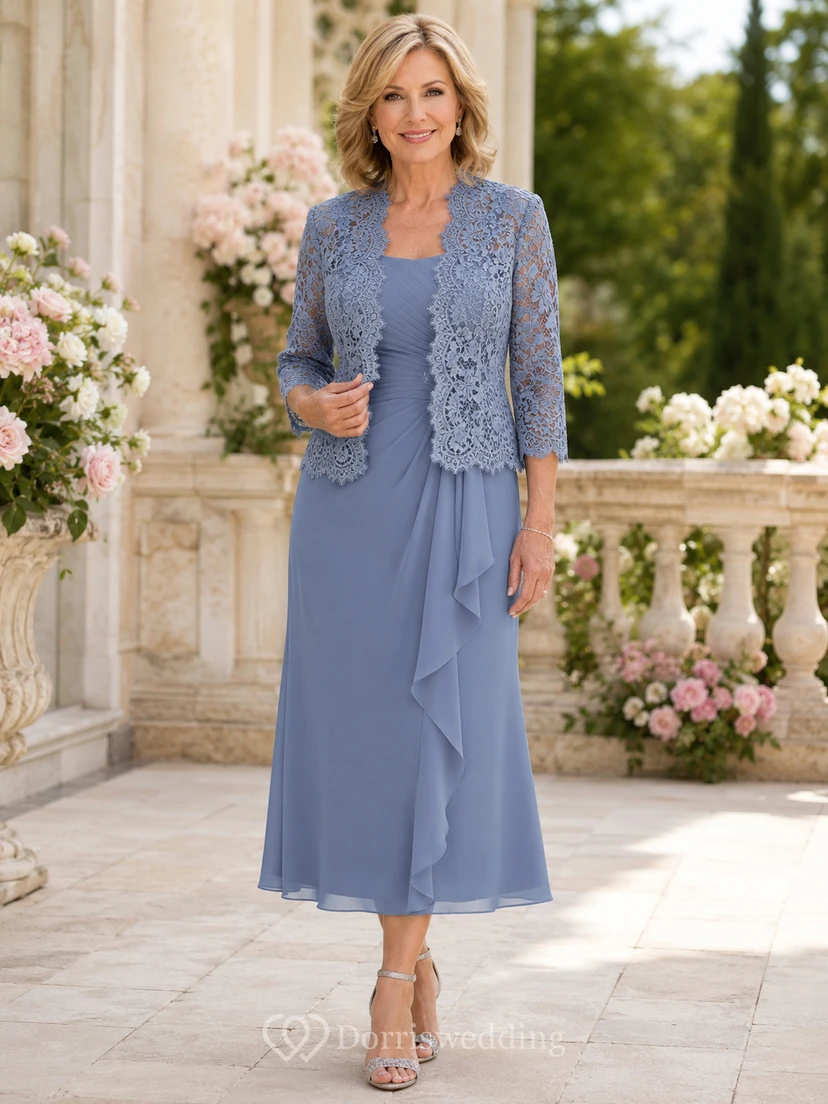Stahlblaues, schlichtes, abnehmbares, mit Muschelspitze besetztes Jäckchen und drapiertes Chiffonkleid in Teelänge für die Mutter der Braut
