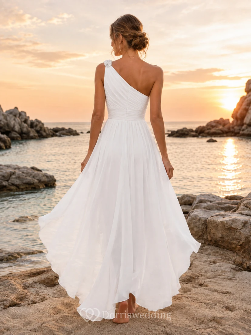 Robe de mariée de plage moderne asymétrique en mousseline plissée à une épaule, coupe asymétrique, idéale pour les grandes occasions view 2