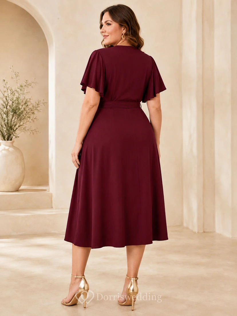 Vestido de cóctel de gasa color burdeos de talla grande, largo hasta la rodilla y escote en V, para invitadas de recepción. view 2
