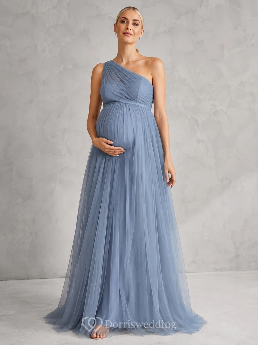 Elegante vestido de maternidad largo hasta el suelo, de tul plisado azul acero con un solo hombro, corte imperio.