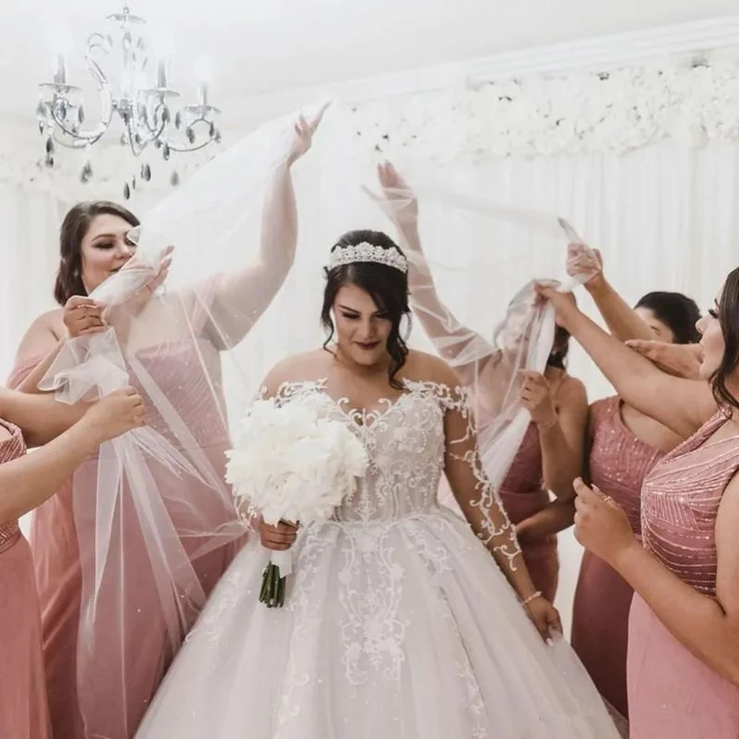 Robe de mariée de bal en dentelle à décolleté illusion grande taille view 2