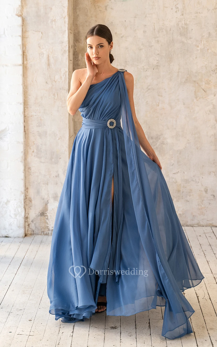 A-Linien-Chiffonkleid mit One-Shoulder-Ausschnitt, Schleppe, Gürtel und Schlitz vorne