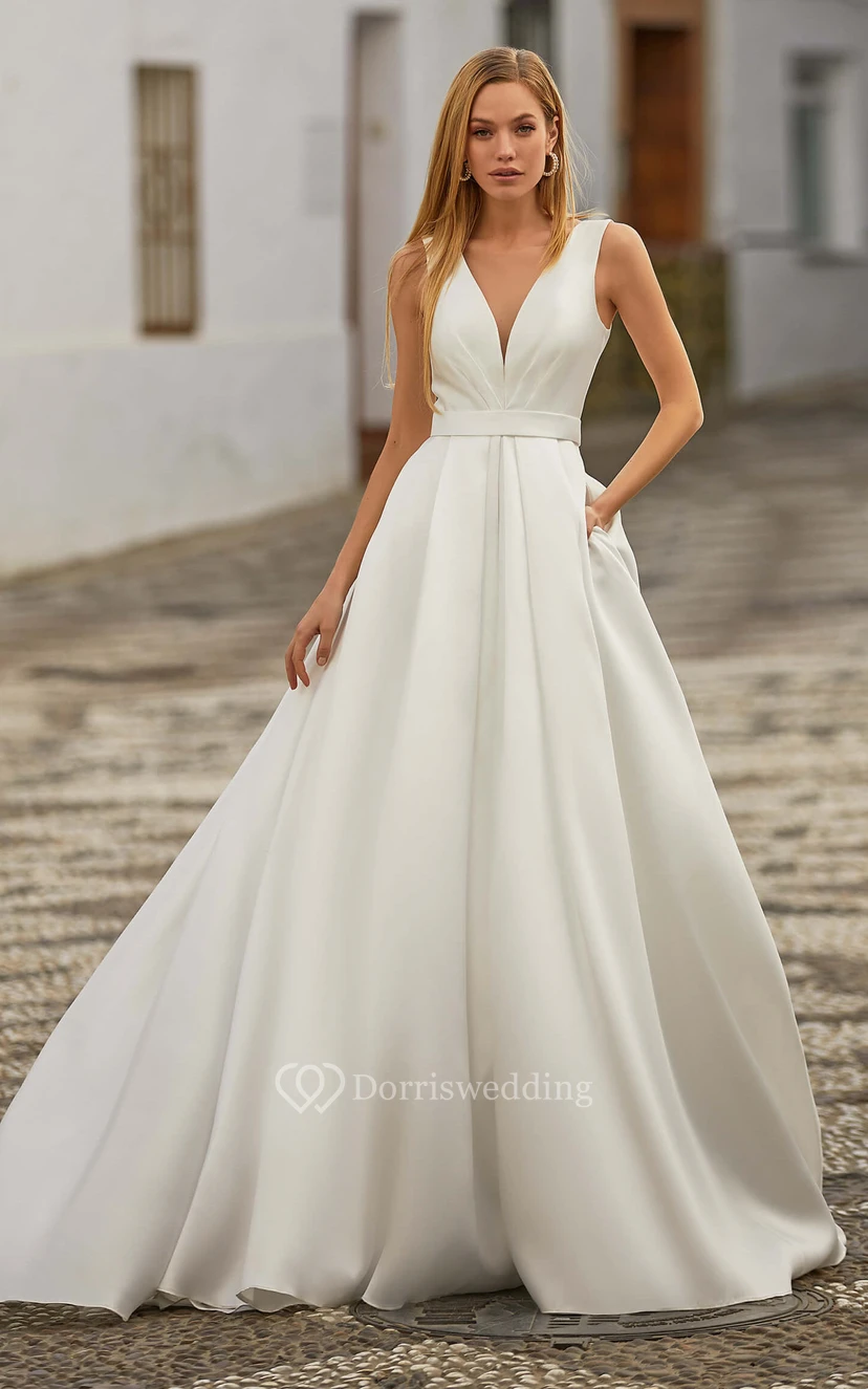 Robe de mariée décontractée en satin, coupe trapèze, col en V, traîne courte et poches view 3