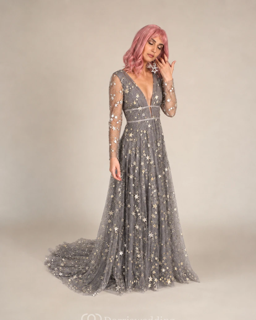 Vestido sencillo azul con estrellas celestiales de tul estilo bohemio y lentejuelas brillantes. view 14